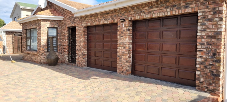 4 Bedroom Property for Sale in Fraaiuitsig Western Cape